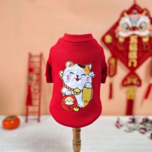 Áo nỉ đỏ in mèo thần tài đeo lục lạc
